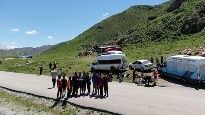 Kayakçılar, Yüksekova'daki şampiyona öncesi son antrenmanlarını yaptı