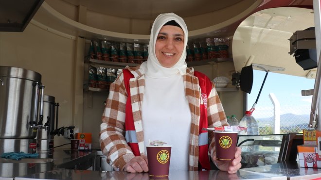 Konteyner kentteki depremzedelere günlük 2 bin bardak kahve ikram ediliyor