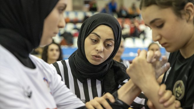 Lisede başladığı bilek güreşinde genç yaşta uluslararası hakem oldu1
