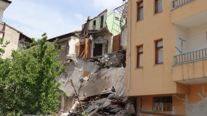 Malatya'da ağır hasarlı 4 katlı binanın bir kısmı çöktü