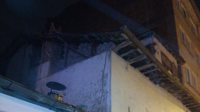 MALATYA - Ağır hasarlı binanın çatısı çöktü1