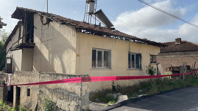 MALATYA - Ağır hasarlı kerpiç evin bir kısmı çöktü1