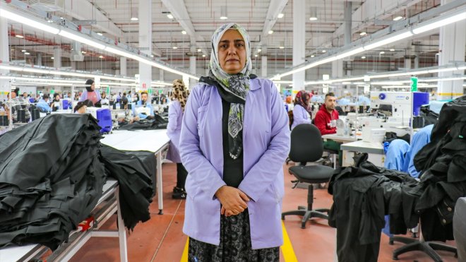 Battaniye almak için girdiği binanın enkazından kurtarılan kadın yaşadıklarını unutmaya çalışıyor