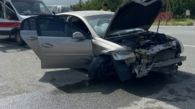 Malatya'da bariyerlere çarpan otomobildeki 3 kişi yaralandı