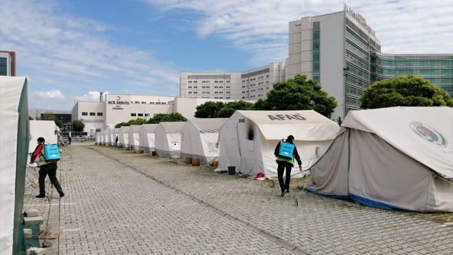 Malatya'da depremzedelerin kaldığı konteyner ve çadırlar ilaçlanıyor
