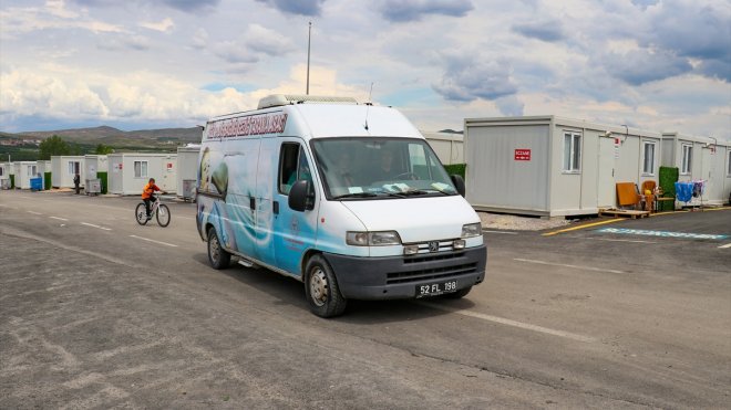 Malatya'da görevli diş hekimleri, depremzedeleri mobil araçlarda tedavi ediyor