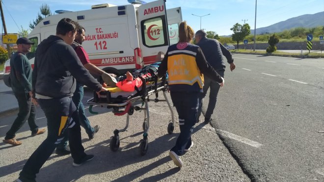 Malatya'da otomobilin vurarak fırlattığı köpek duraktaki yolcuya çarptı