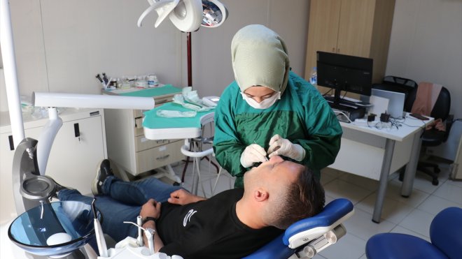 Depremde ayağı kırılan diş hekimi, sahra hastanesinde hizmet veriyor