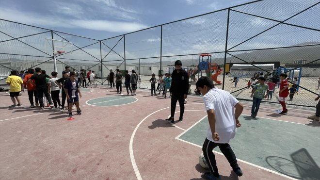 Depremzede antrenörlerden konteyner kentteki afetzede çocuklara futbol eğitimi
