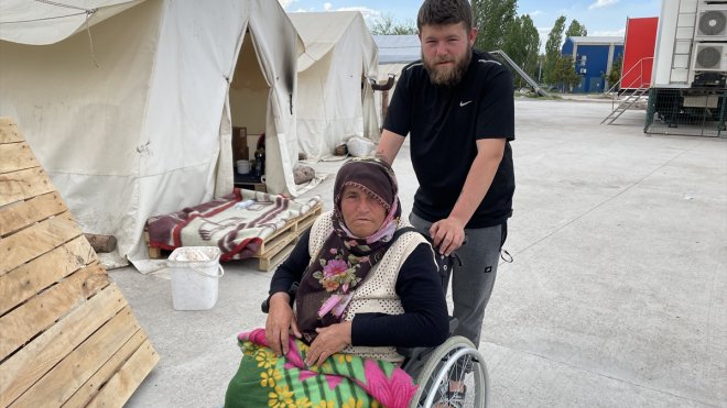Malatyalı depremzede kadının 'akülü tekerlekli sandalye' talebi