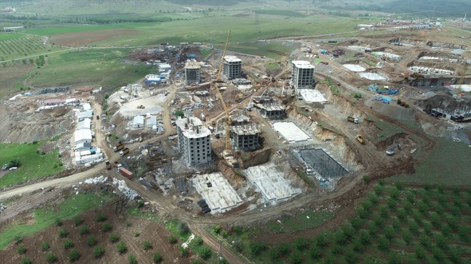 Doğanşehir'de depremzedeler için yapılan kalıcı konutların inşası sürüyor