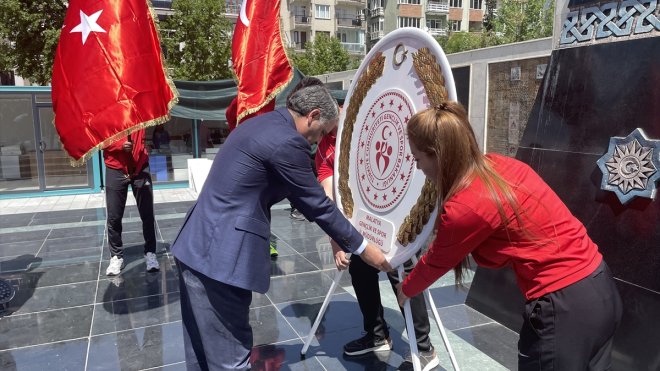 Depremin etkilediği Malatya'da Gençlik Haftası dolayısıyla tören düzenlendi