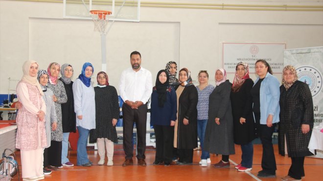 Gönüllü usta öğreticiler depremzedeler için mesai yapıyor