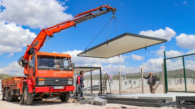Malatya'da konteyner kentte yaşayan afetzedeler için çarşı kuruluyor