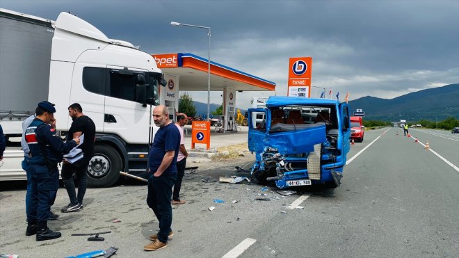 Malatya'da tırla kamyonetin çarpışması güvenlik kamerasına yansıdı