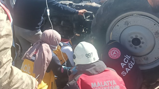 MALATYA - Traktörün devrildiği kazada 3 kişi yaralandı1