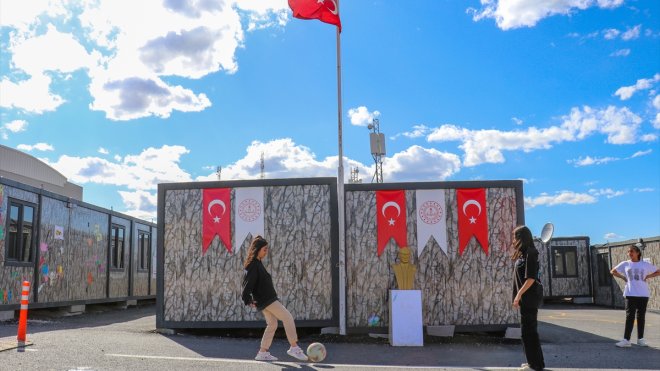 Van'dan Malatya'ya 18 konteyner okul