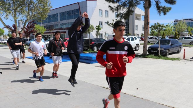 Malatyalı depremzede güreşçiler Türkiye Şampiyonası'na hazırlanıyor