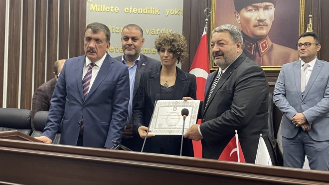 MHP Malatya Milletvekili Fendoğlu, mazbatasını aldı1