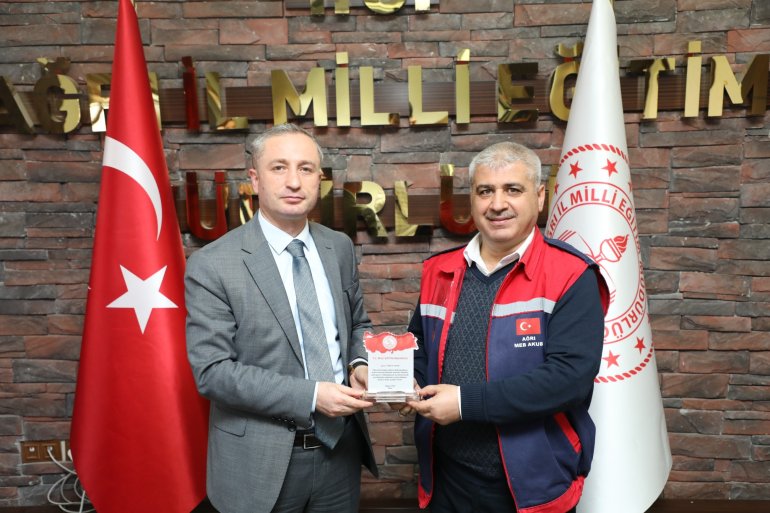 Milli Eğitim Bakanı Mahmut Özer Ağrı MEB AKUB ekibini plaketle ödüllendirdi3