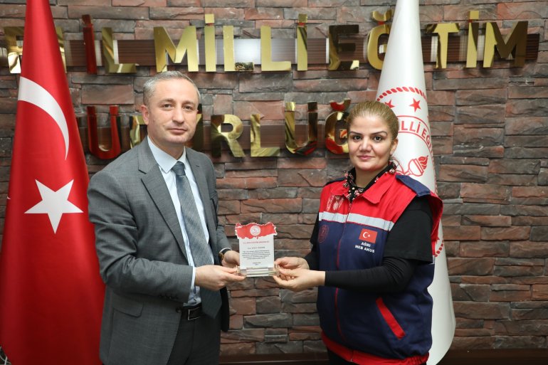Milli Eğitim Bakanı Mahmut Özer Ağrı MEB AKUB ekibini plaketle ödüllendirdi4