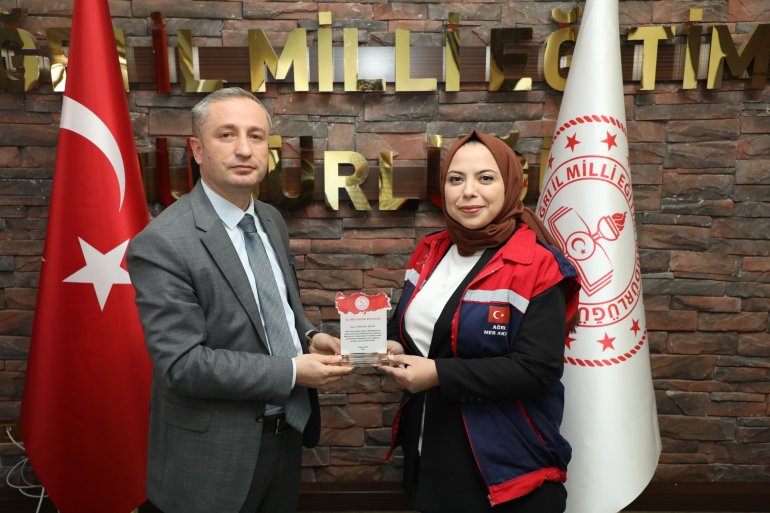 Milli Eğitim Bakanı Mahmut Özer Ağrı MEB AKUB ekibini plaketle ödüllendirdi5
