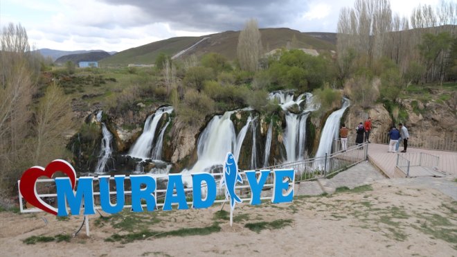Muradiye Şelalesi'nde ziyaretçi yoğunluğu yaşanıyor