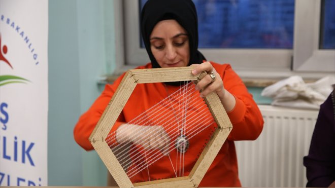 Muş'ta afetzede kadınlar kurslarla deprem psikolojisinden uzaklaşıyor