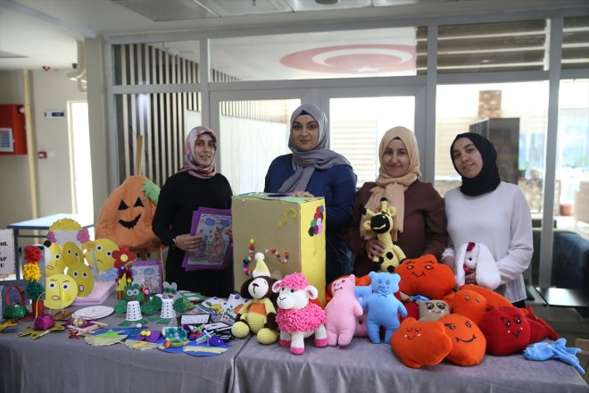 Köy çocuklarının yüzünü yaptıkları oyuncaklarla güldürdüler