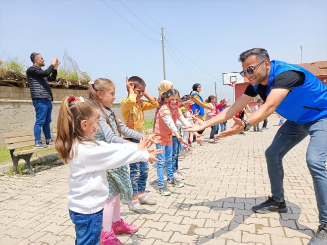 MUŞ - yaptıkları Köy güldürdüler yüzünü çocuklarının oyuncaklarla 14