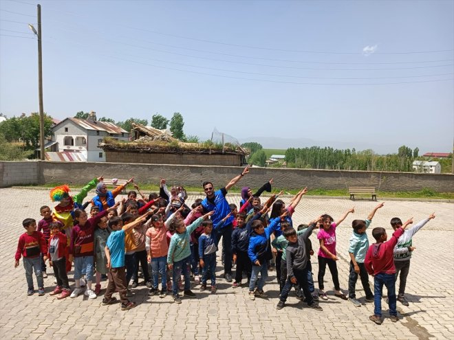 yaptıkları güldürdüler Köy çocuklarının - MUŞ yüzünü oyuncaklarla 17