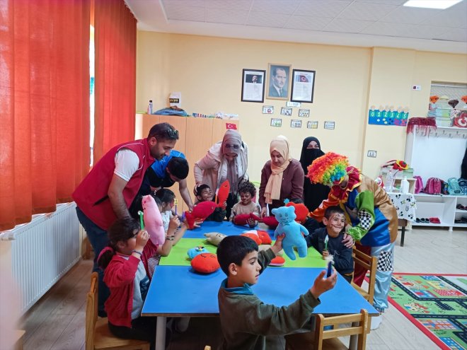 oyuncaklarla güldürdüler MUŞ çocuklarının yüzünü - Köy yaptıkları 19