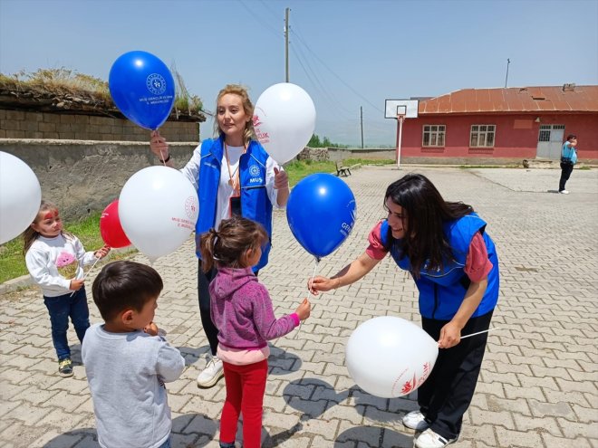 güldürdüler çocuklarının - Köy oyuncaklarla yüzünü MUŞ yaptıkları 4