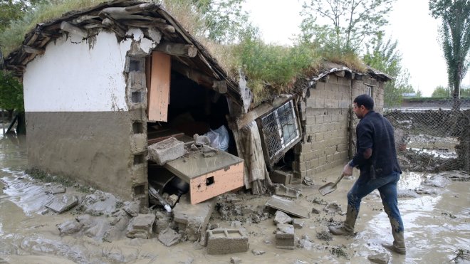 Muş'ta köyde derenin taşması sonucu bir ev yıkıldı, 6 evi su bastı