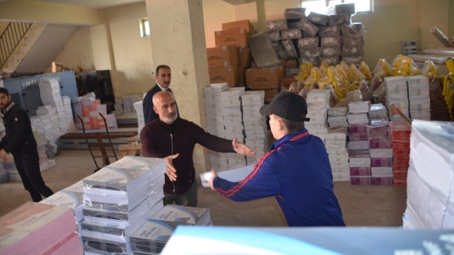 Muş'ta ücretsiz ders ve kaynak kitaplarının dağıtımı sürüyor