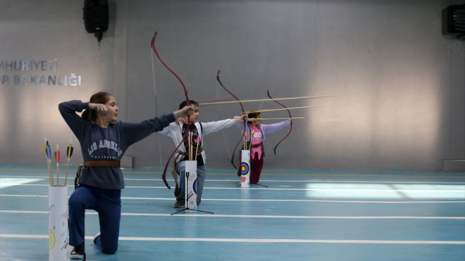 Muş'ta yaklaşık 2 bin 200 kişi geleneksel Türk okçuluğu öğrendi