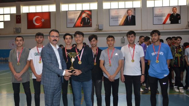 Şemdinli'de dereceye giren öğrenciler ödüllendirildi