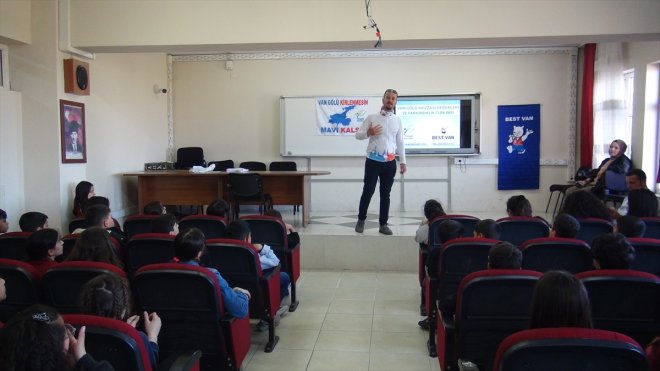 Tatvan'daki okullarda öğrenciler çevre temizliği konusunda bilgilendiriliyor