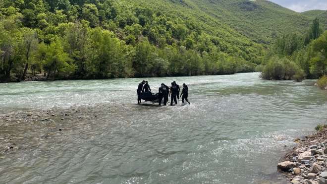 Munzur Çayı'nda kaybolan 3 kişiden 1'nin cansız bedenine ulaşıldı