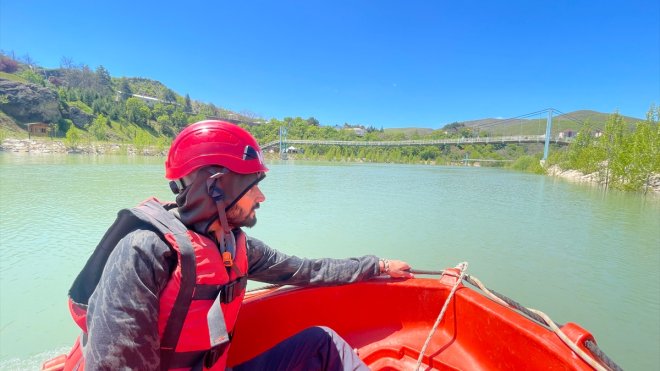 Munzur Çayı'nda kaybolan 3 kişiyi arama çalışmaları sürüyor