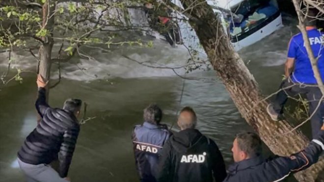 Munzur Çayı'na düşen kamyonda mahsur kalan 2 kişiyi ekipler kurtardı