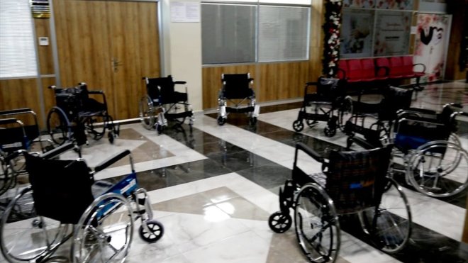 Tuşba Belediyesi 10 engelliye tekerlekli sandalye hediye etti