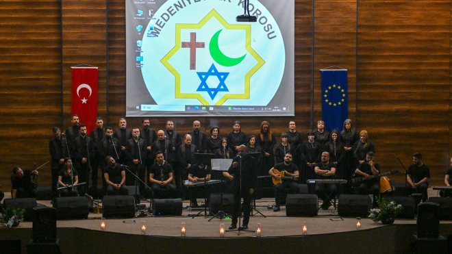 Antakya Medeniyetler Korosu 'Dayanışma Konserleri'nin 7'ncisini Van'da verdi