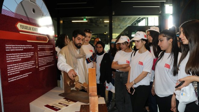 Van Büyükşehir Belediyesi öğrencileri bilim sergisi ile buluşturuyor