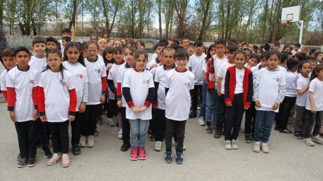 VAN - Cumhuriyetin 100. yılında 100 bin öğrenci için tişört üretildi1