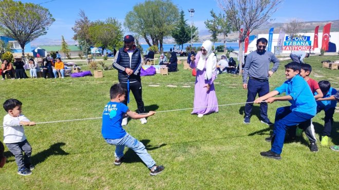 Van'da depremzede aileler bir araya geldi