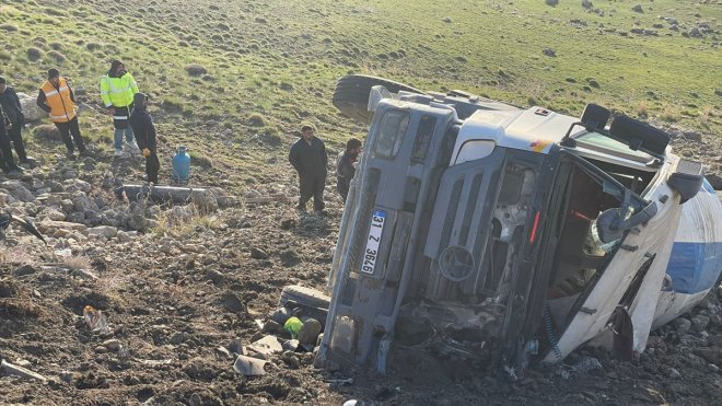 Van'da devrilen beton mikserinin sürücüsü yaralandı