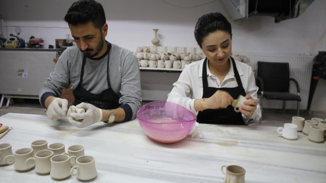 Van'da kadınlar belediye kurslarında seramik ve çini sanatını öğreniyor