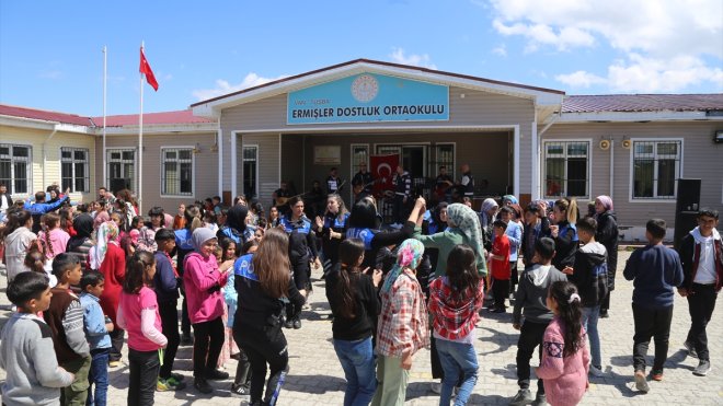 Van'da polislerden oluşan "Hangar" müzik grubu etkinliklerde sahneye çıkıyor