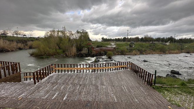 Erciş'te sağanak ve dolu etkili oldu